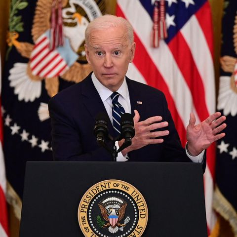 Joe Biden vor US-Flaggen während seiner erstem großen Pk seit seinem Amtsantritt
