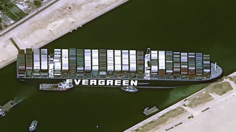 Wie eine Brücke liegt die "Ever Given" zwischen West- und Ostufer des Suezkanals verkeilt