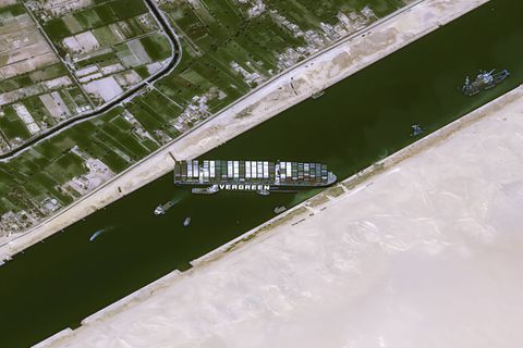 Wie eine Brücke liegt die "Ever Given" zwischen West- und Ostufer des Suezkanals verkeilt