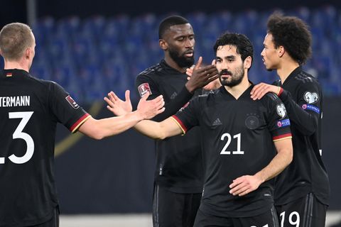 Ilkay Gündogan feiert sein Tor zum 3:0 mit den Mannschaftskollegen