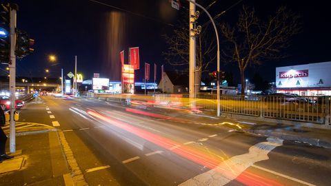 Befahrene Kreuzung in Würzburg bei Nacht