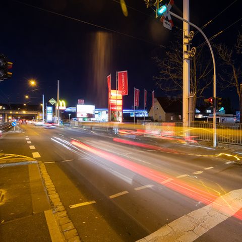 Befahrene Kreuzung in Würzburg bei Nacht