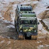 Hier sieht man die extra breiten Ketten des russischen Modells.