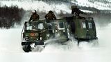 Übung in Norwegen. Die Soldaten zeigen wie klein das Fahrzeug eigentlich ist.