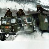 Übung in Norwegen. Die Soldaten zeigen wie klein das Fahrzeug eigentlich ist.