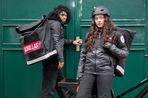 Zwei Fahrradkuriere des Online-Supermarktes "Gorillas"