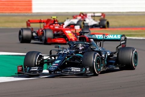Lewis Hamilton im Mercedes fährt in Silverstone vor dem Ferrari von Charles Leclerc