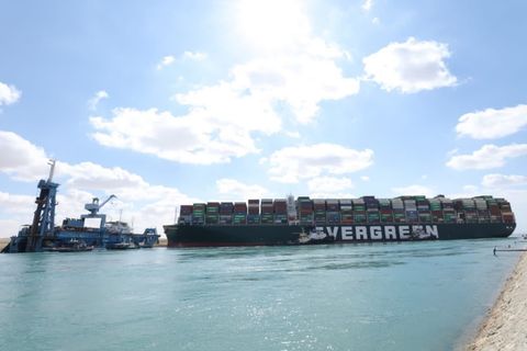 Das Schiff "Ever Given" liegt quer im Sueskanal