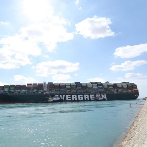 Das Schiff "Ever Given" liegt quer im Sueskanal