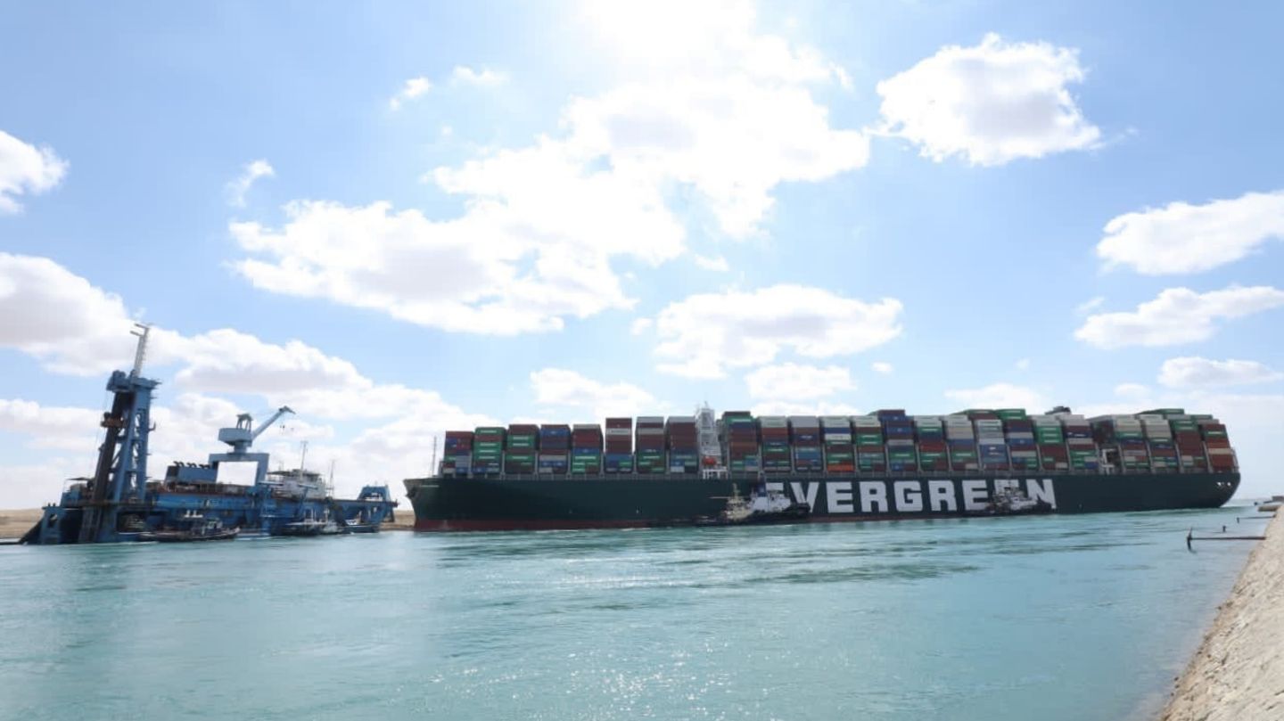 Das Schiff "Ever Given" liegt quer im Sueskanal