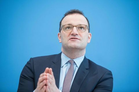 Lockdown auch nach Ostern: Spahn fordert: "Brauchen 14 Tage richtiges Herunterfahren unserer Kontakte und Mobilität"