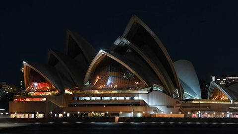Sidney macht bei der globalen "Earth Hour" den Anfang: Eine Stunde lang ist das berühmte Opernhaus zappenduster.
