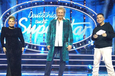 Sängerin Maite Kelly, Moderator Thomas Gottschalk (M.) und Sänger Mike Singer auf der "DSDS"-Bühne in Köln