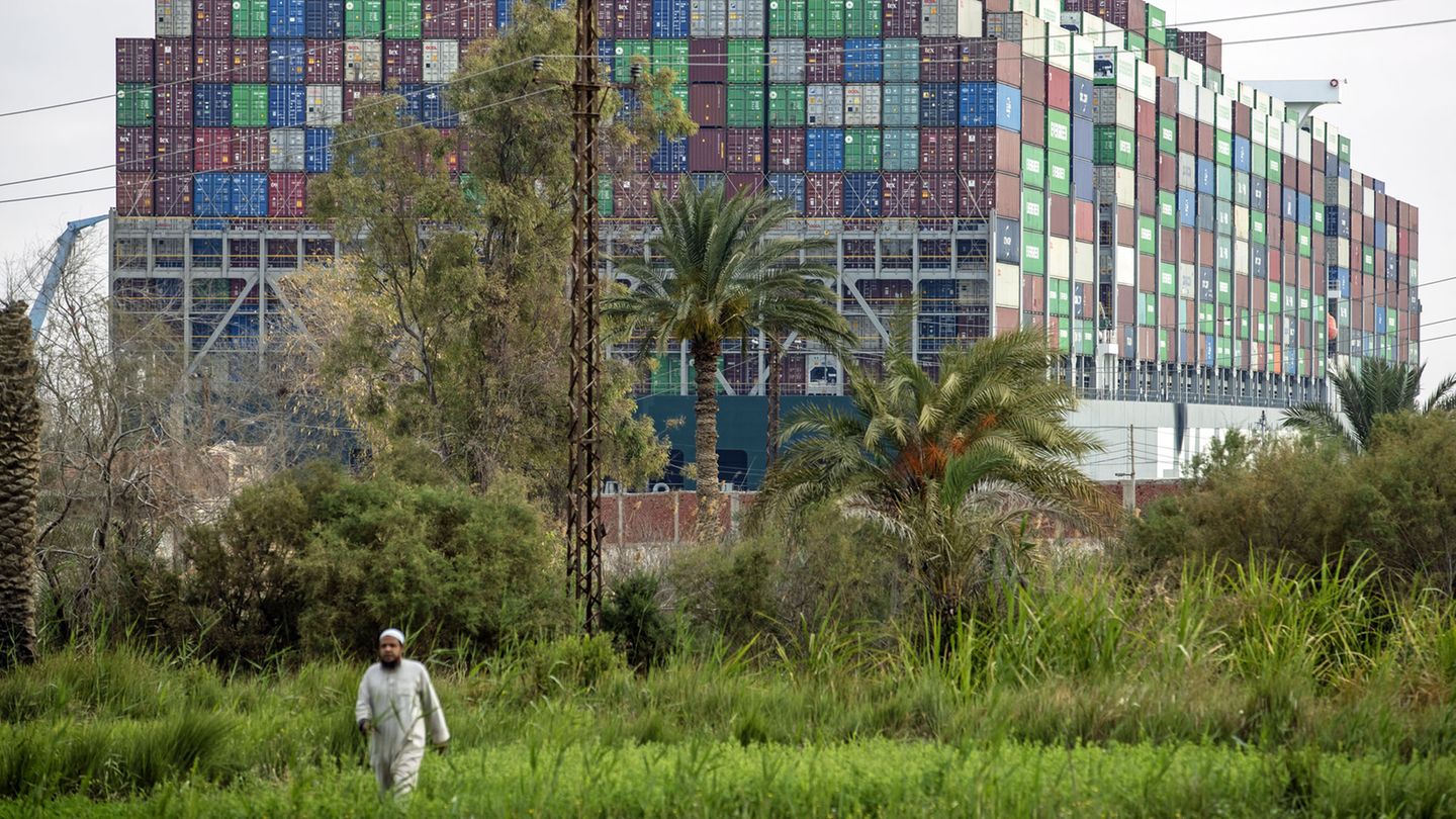 Seit Tagen blockiert der 224.000 Tonnen schwere Container-Riese "Ever Given" den Suezkanal für die Weltschifffahrt.
