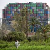 Seit Tagen blockiert der 224.000 Tonnen schwere Container-Riese "Ever Given" den Suezkanal für die Weltschifffahrt.