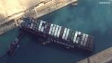 Blick aus dem Weltraum per Satellit: Das 400 Meter lange Containerschiff liegt diagonal im südlichen Teil des Suezkanals fest.