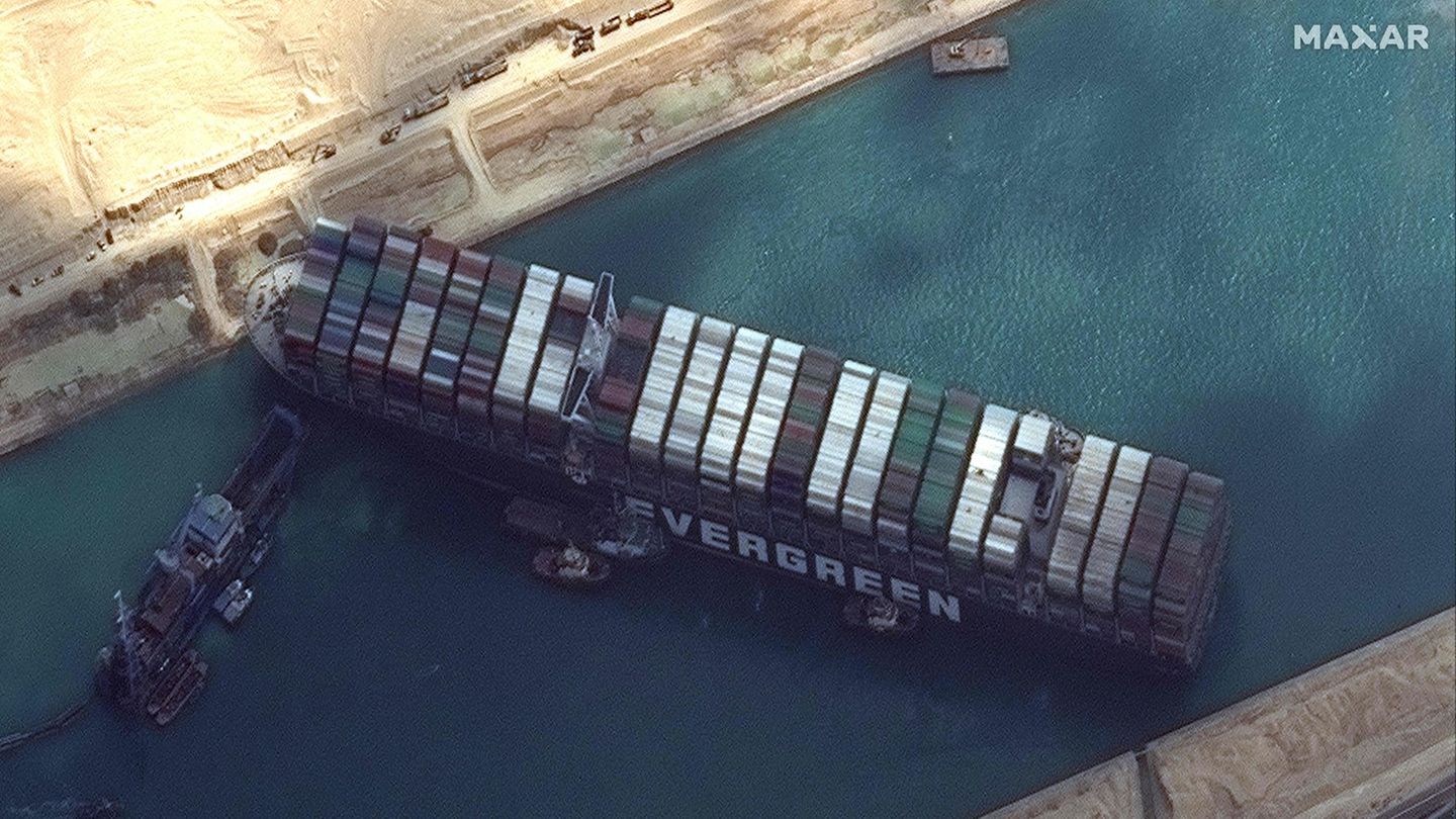 Blick aus dem Weltraum per Satellit: Das 400 Meter lange Containerschiff liegt diagonal im südlichen Teil des Suezkanals fest.