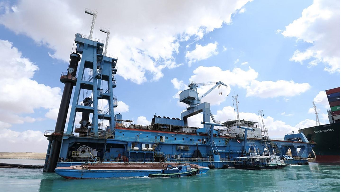 Backbord am Bug: Ein eigens herbeigeschleppter Saugbagger soll den vorderen Teil des Schiffes befreien.