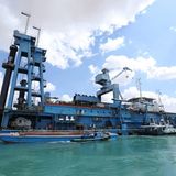 Backbord am Bug: Ein eigens herbeigeschleppter Saugbagger soll den vorderen Teil des Schiffes befreien.