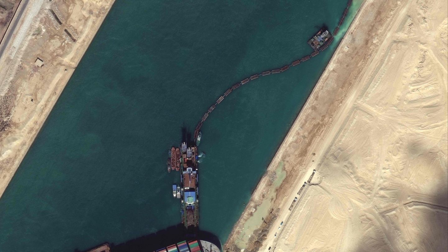 Der Saugbagger aus Satelliten-Perspektive: Nach Norden wird der Abraum durch Röhren bis an den Kanalrand möglichst weit weg vom Schiff geleitet.