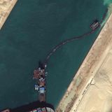 Der Saugbagger aus Satelliten-Perspektive: Nach Norden wird der Abraum durch Röhren bis an den Kanalrand möglichst weit weg vom Schiff geleitet.