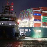 Vergeblich versuchten auch in der vergangenen Nacht mehrere Schlepper den Havaristen freizubekommen.