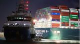 Vergeblich versuchten auch in der vergangenen Nacht mehrere Schlepper den Havaristen freizubekommen.