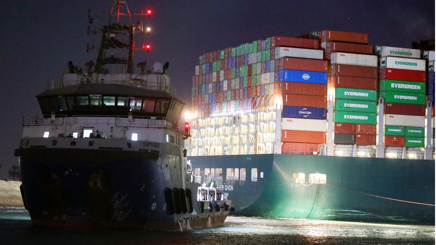 Vergeblich versuchten auch in der vergangenen Nacht mehrere Schlepper den Havaristen freizubekommen.