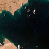 Durch die Blockade des Kanals staut sich seit Tagen der Verkehr, wie hier die vor Anker liegenden Schiffe im Roten Meer.