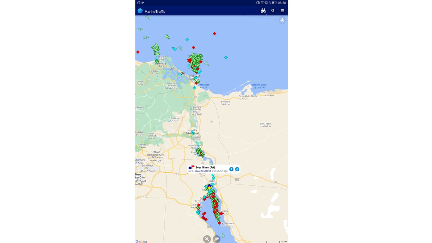 Wie ein Screenshot der App Marine Traffic verdeutlicht, stauen sich auf beiden Seiten der Kanaleinfahrten mehr als 300 Schiffe, für die sich die Weiterfahrt auf der knapp 200 Kilometer langen Wasserstraße verzögert.