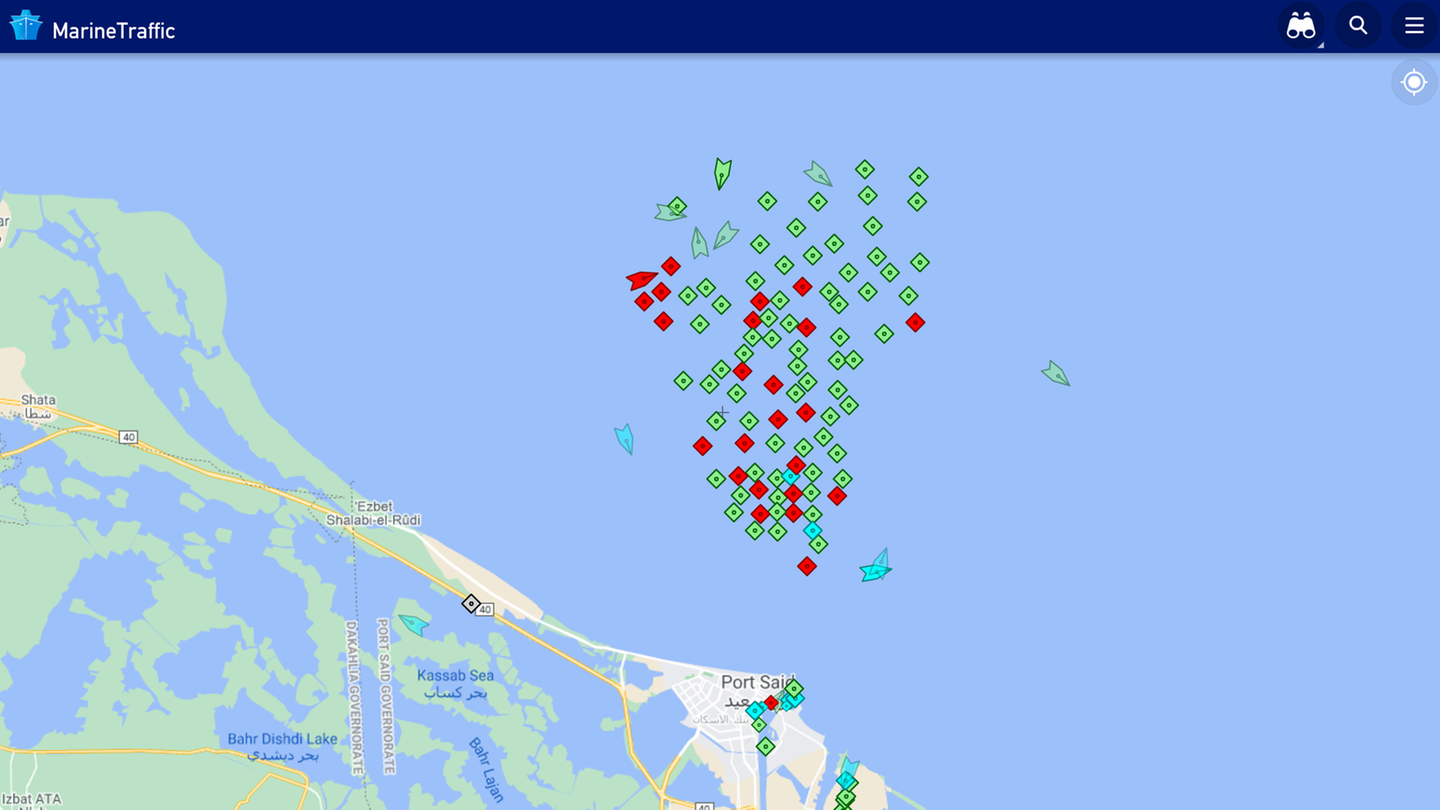 Nichts geht mehr: Im Mittelmeer nördlich von Port Said liegen Dutzende von Schiffen auf Reede. Unternehmen befürchten Lieferengpässe, weil der kontinuierliche Warenstrom zwischen Asien und Europa unterbrochen ist.