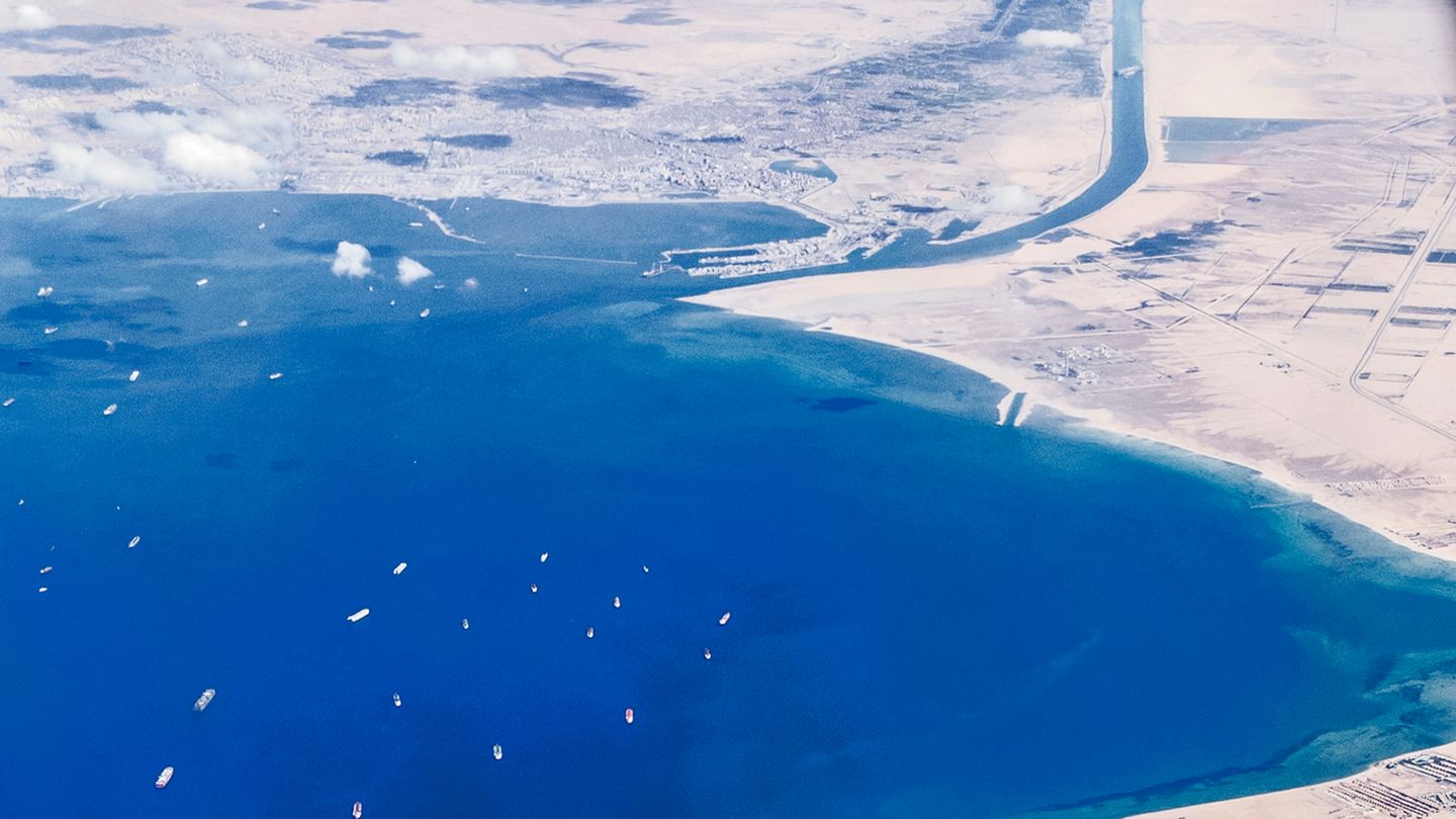Besser sichtbar als auf dem Satellitenfoto: die am Südeingang des Suezkanals wartenden Schiffe.