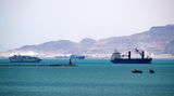 Eine Aufnahme am Sonntagmorgen der am Südende des Suezkanals wartenden Schiffe: Durch die künstliche Wasserstraße werden etwa 30 Prozent des weltweiten Containervolumens verschifft