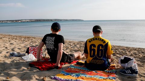 Lucas und Marcel aus Leipzig chillen am Strand von Arenal auf Mallorca