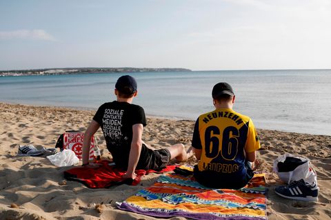 Lucas und Marcel aus Leipzig chillen am Strand von Arenal auf Mallorca