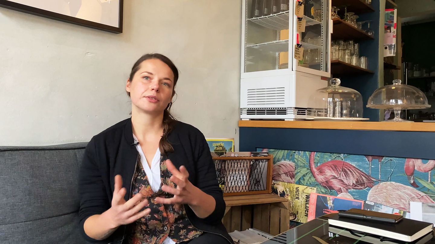 Alana vom Café In guter Gesellschaft in der Sternstraße 25: Kein Müll, kein Problem - so lautet das Motto.