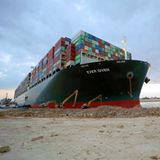 Hängt seit fünf Tagen im Suezkanal fest: Die "Ever Given" eines japanischen Eigentümers ist eigentlich in Richtung Rotterdam unterwegs.