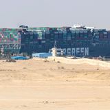 Umgeben von einem Meer von Sand: Auf diesem Foto wurde die "Ever Given" zum Wüstenschiff