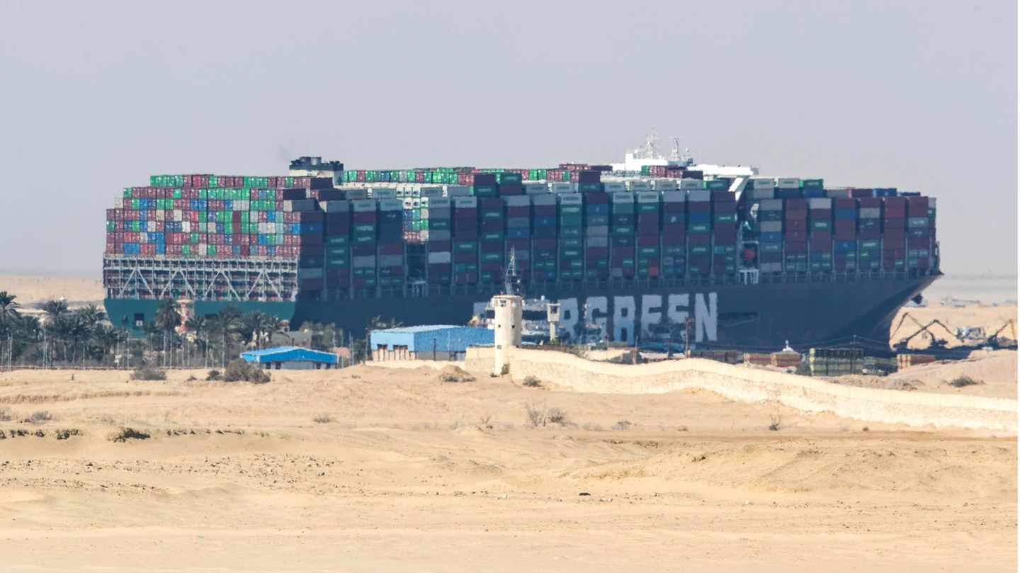 Umgeben von einem Meer von Sand: Auf diesem Foto wurde die "Ever Given" zum Wüstenschiff