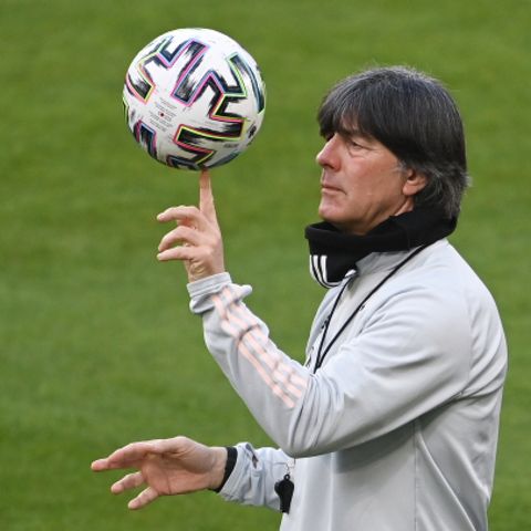 Vor Quali-Spiel gegen Rumänien: "Ich fand es richtig gut": Löw verteidigt umstrittene T-Shirt-Aktion der Nationalelf