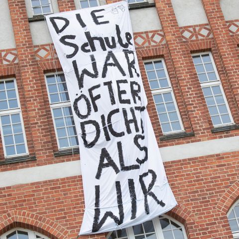 Das Motto eines Abi-Jahrgangs in Stralsund: "Die Schule war öfter dicht als wir"