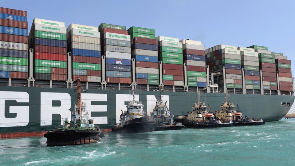 "Ever Given" Sueskanal Schlepper Fünf Schlepper schieben am Heck eines riesigen Containerfrachters