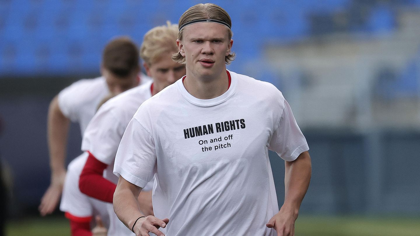 Erling Haaland trägt ein Shirt mit der Aufschrift "Human Rights - On and off the pitch"