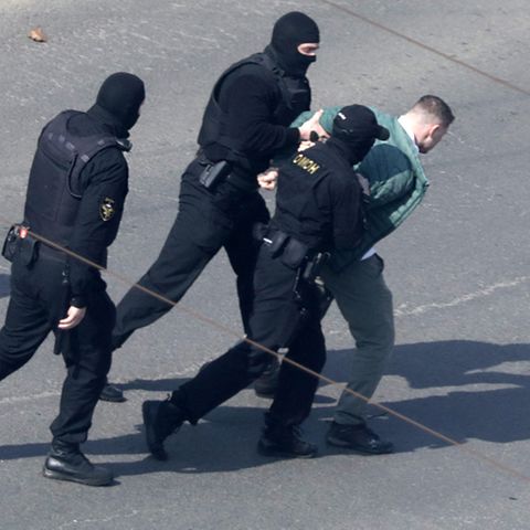 Minsk, Belarus: Polizisten nehmen einen Demonstranten fest 