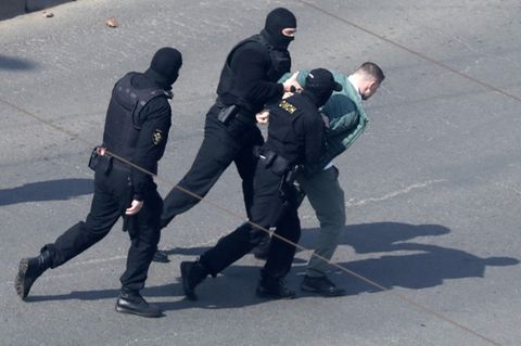 Minsk, Belarus: Polizisten nehmen einen Demonstranten fest 