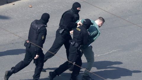 Minsk, Belarus: Polizisten nehmen einen Demonstranten fest 