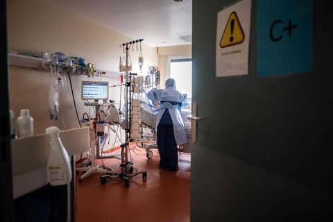 Eine Pflegekraft kümmert sich um einen Covid-Patienten auf der Intensivstation