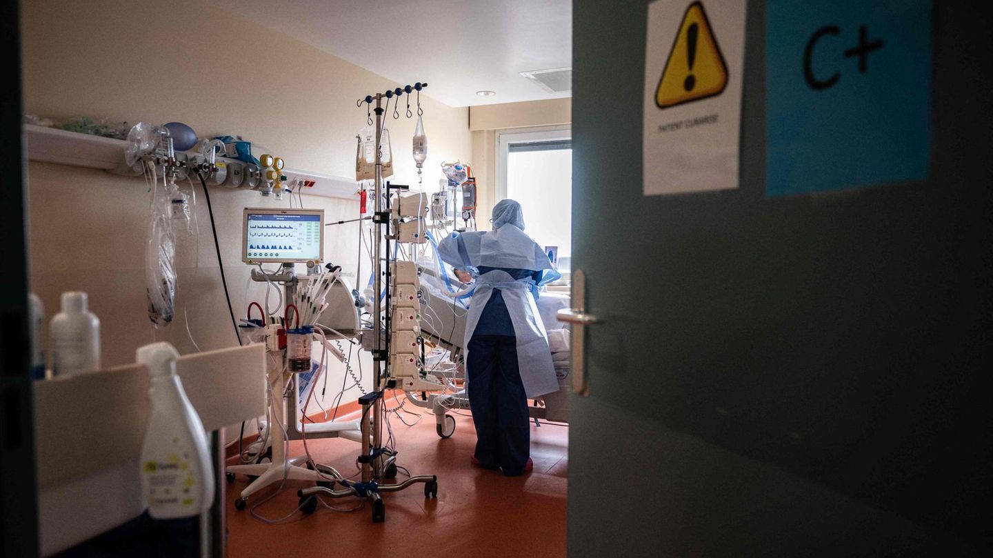 Eine Pflegekraft kümmert sich um einen Covid-Patienten auf der Intensivstation