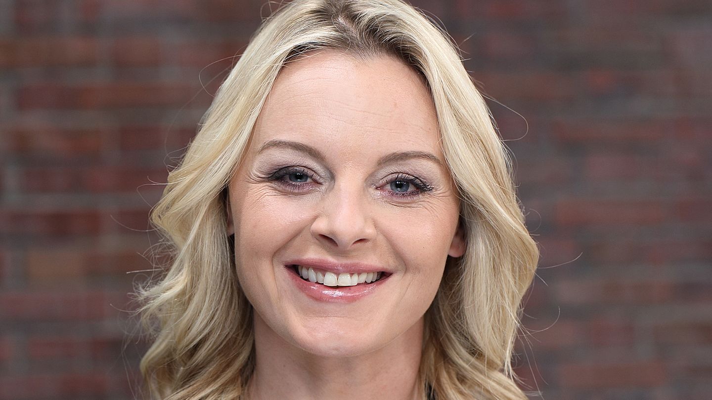 Susanne Steiger steht im Studio von Bares für Rares in Pulheim und lächelt in die Kamera