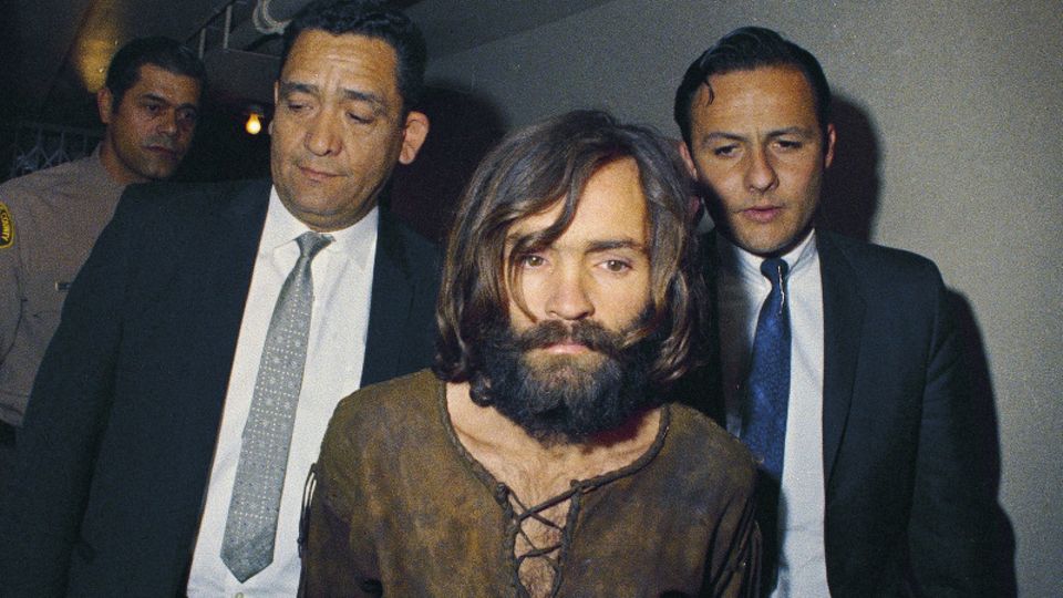 Sektenführer und Serienmörder Charles Manson wird zur Anklageverlesung geführt.